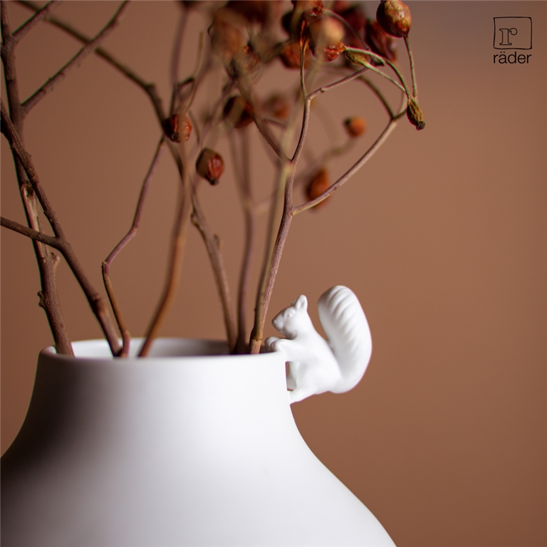 Porcelánová váza s veverkou