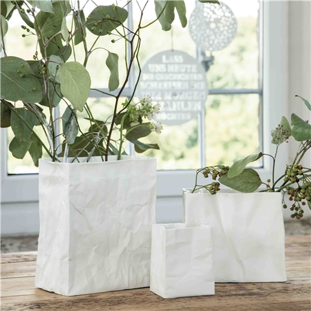 Porcelánová váza ve tvaru papírové tašky