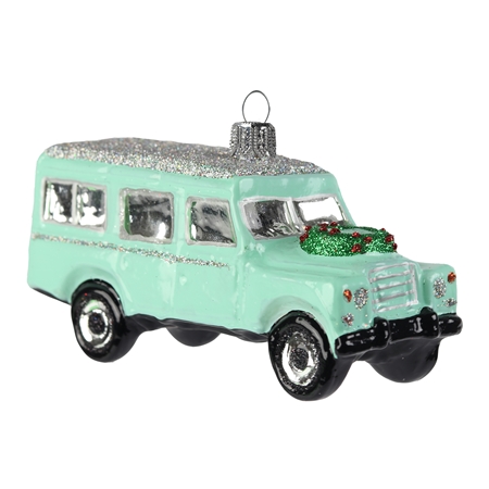 Pastellminzgrünes Offroad-Auto mit Weihnachtskranz
